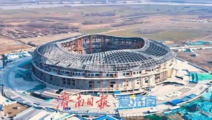  魯媒：戴上1.6萬噸“鋼鐵巨冠”，黃河體育中心球場完成屋蓋施工