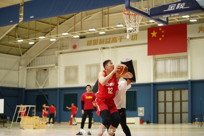  中國(guó)籃球之隊(duì)官博：大塊頭 大能量 祝李炎哲25歲生日快樂！