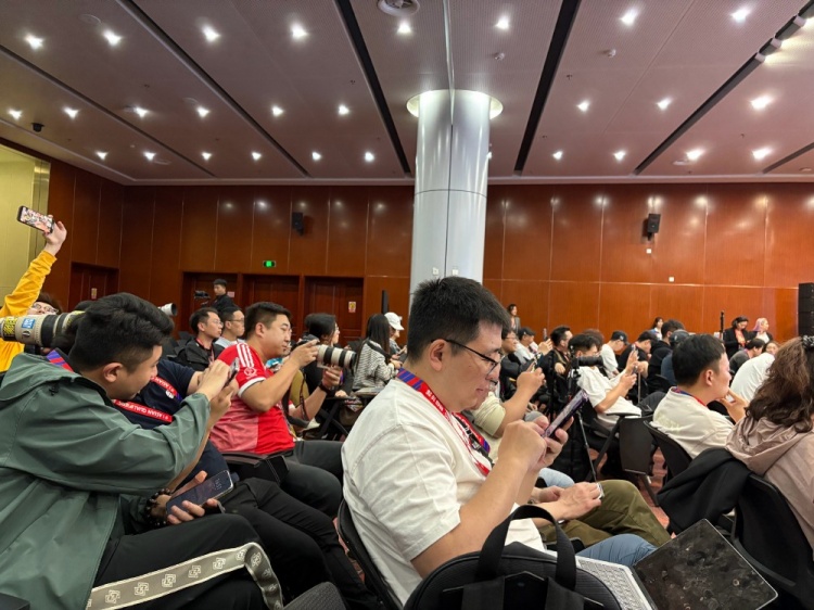  萬眾矚目！記者擠滿國足賽前新聞發(fā)布廳，賽場記者預(yù)計(jì)超300人