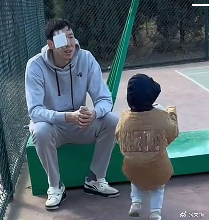  顧家好男人！記者曬出周琦手術后回歸家庭帶娃照片